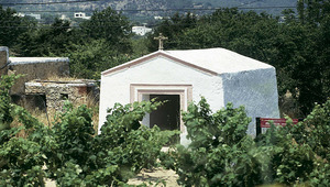 La capella de n´Abella vista des de la carretera de Sant Josep a Sant Antoni. Foto: Enric Ribes i Marí.