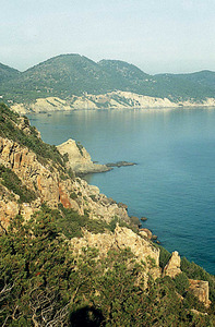 A la dreta de la imatge (part inferior) n´Alta, a la costa penyalosa de s´Albadar. Foto: Enric Ribes i Marí.