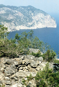 Es Amunts. El cap d´Albarca vist des de la part superior del penjall d´Albarca. En primer terme, restes de l´antiga talaia. Foto: Enric Ribes i Marí.
