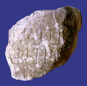 Can Bossa. El fragment de làpida amb dedicatòria a Constantí I (307-337 dC.). Foto: Joan Ramon Torres.
