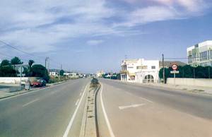 Barri de Can Negre. Vista de la carretera d´Eivissa a Sant Antoni, que el travessa. Foto: Maurici Cuesta Labèrnia.