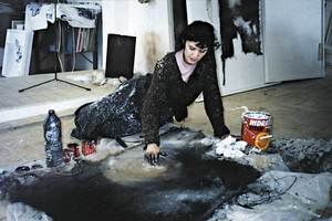 Maria Catalán pintant un quadre al seu estudi. Foto: Catalina Verdera Ribas.