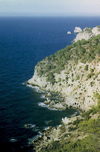 Es Collet, a la costa de Corona; és la punta més a l´esquerra de la imatge. Foto: Enric Ribes i Marí.