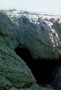La cova des Corn, a la costa de Sant Antoni de Portmany. Foto: Enric Ribes i Marí.