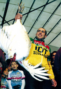 El guanyador de la Cursa Popular de s´Indiot de l´any 1999 amb el seu trofeo. Foto: Joan A. Riera / <em>Diario de Ibiza</em>.