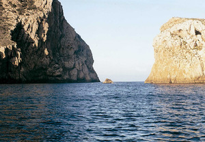 Es Desesperats, a la costa de Sant Miquel de Balansat; a la dreta de la foto, l´illa Murada. Foto: Enric Ribes i Marí.