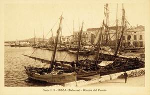 Racó del port d´Eivissa; en primer terme, el llaüt <em>Dolores</em>. Foto: Viñets / Arxiu Històric Municipal d´Eivissa.
