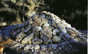 Etnografia i cultura popular. L´explotació de la terra es complementava amb activitats secundàries, com l´aprofitament forestal. Foto: cortesia del Museu Etnològic d´Eivissa i Formentera.