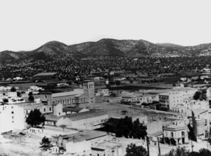 Ciutat d´Eivissa. Una vista de l´eixample, on encara resta solitària l´església de Santa Creu. Foto: Raymar / Arxiu Històric Municipal d´Eivissa.