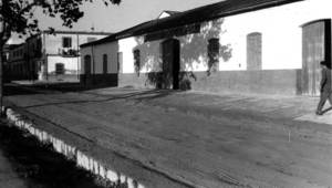 S´Eixample. L´avinguda d´Espanya amb l´antic edifici de la fàbrica d´alcohol. Foto: V. Domínguez / Arxiu Històric Municipal d´Eivissa.
