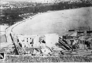 En aquesta foto encara es poden veure les dues estacades, que tancaven la part de ponent del raval de la Marina. Foto: extret de <em>Semblances Pitiüses</em> / <em>Diario de Ibiza</em>.