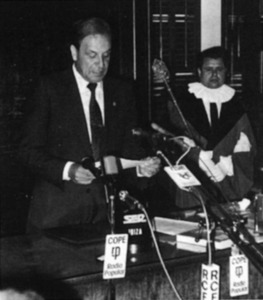 Estatut d´Autonomia de les Illes Balears. El primer president del Consell Insular, Cosme Vidal, en el moment de prendre possessió del càrrec. Foto: Josep Buil Mayral.