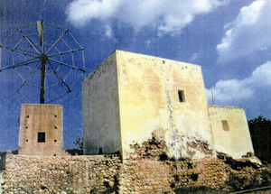 La torre d´en Figueretes, situada a la vénda de sa Vorera del poble de Sant Antoni de Portmany, i avui integrada a l´antic casament a què pertany. Foto: Studio 30.