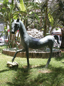 <em>Kourus</em>, escultura de bronze de l´anglès Barry Flanagan, a la plaça del carrer Marià Riquer de Santa Eulària. Foto: Felip Cirer Costa.