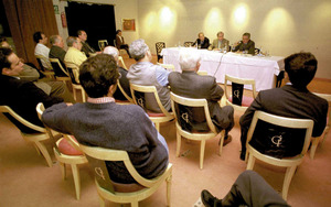 Una reunió del Foment del Turisme. A la presidència, Gonçal Miragall, Josep Colomar i Jorge Alonso. Foto: Joan Antoni Riera.
