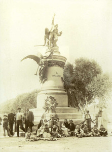 El monument a Vara de Rey; el pedestal fou projectat per l´arquitecte August Font i Carreras. Foto: cortesia de l´Arxiu Històric Municipal d´Eivissa.