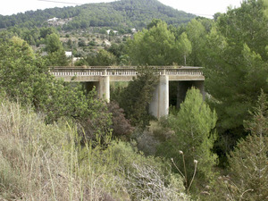El pont d´en Frit, que travessa el torrent de Buscastell, a la carretera que mena a Santa Agnès de Corona. Foto: Felip Cirer Costa.