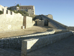 La ronda de Gianbattista Calvi, on entre 1991 i 1995 es realitzaren importants excavacions arqueològiques, que permeteren l´estudi de diverses parts de la fortificació medieval d´Eivissa. Foto: EEiF.