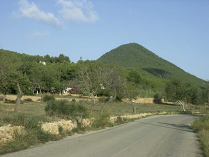 El puig Gros, al poble de Sant Jordi de ses Salines, que assoleix els 419 m d´altura. Foto: EEiF.