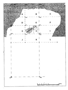 Situació del buc de la nau romana a la plana d´arena del fons de l´ansa del Grum de Sal, amb els eixos de prospecció arqueològica. Realització: B. Martínez Díaz / C. León Amores.
