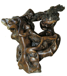 Escultura d´Antonio Hormigo Escandell, <em>Ulisses</em>, de fusta d´olivera, 200 x 200 x 180 cm.