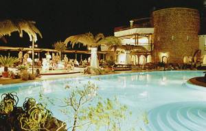 Vista nocturna de la piscina de l´Hotel Hacienda na Xamena, al poble de Sant Miquel, inaugurat l´any 1970. Foto: Aisha Bonet.