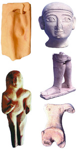 Conjunt de peces fetes amb motlle i trobades a l´Illa Plana; a l´esquerra, llit amb figures i venus despullada; a la dreta, tres figures masculines d´estil egipci. Fotos: Museu Arqueològic d´Eivissa i Formentera.