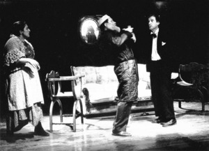 L´Increat Teatre durant una representació de l´obra <em>El prometatge</em>, d´Anton P. Txèkhov; d´esquerra a dreta, Àngeles Martínez, Xico Costa i Juanjo Torres. Foto: Vicent Tur Clapés.