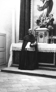 El canonge Isidor Macabich i Llobet davant l´altar de la Puríssima. Col·lecció de Neus Riera Balanzat.