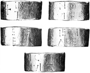 Fragments de l´anell de planxa d´or trobat al jaciment arqueològic de ca na Marieta, al pla de Vila. Extret d´<em>Epigrafía romana de Ebusus.</em>