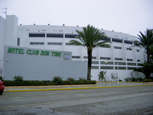 Hotel de la platja d´en Bossa, del grup Fiesta Hotels, integrat en el Grup d´Empreses Matutes, presidit per Abel Matutes Juan.