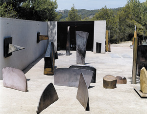 Escultures de Franco Monti al seu taller de Sant Carles de Peralta.