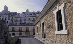 Façana de l´edifici dissenyat la primera meitat del s. XVIII per Simon Poulet, seu del Museu d´Art Contemporani d´Eivissa. Foto: Toni Pomar / Museu d´Art Contemporani d´Eivissa.