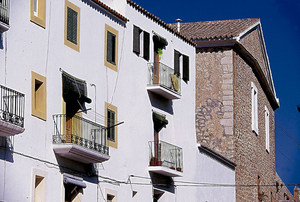 Cases i façana del Museu d´Art Contemporani d´Eivissa, que donen a la plaça de Vila. Foto: Vicent Marí.
