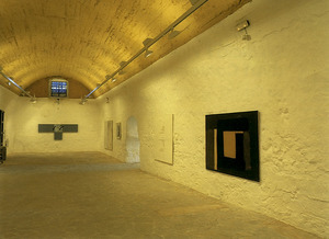 Vista de la sala inferior 1, amb exposició de fons del Museu d´Art Contemporani d´Eivissa. Foto: Toni Pomar / Museu d´Art Contemporani d´Eivissa.