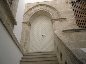 Escala i porta de la casa Laudes, seu del Museu dels Pintors Puget. Foto: Jordi H. Fernández Gómez.