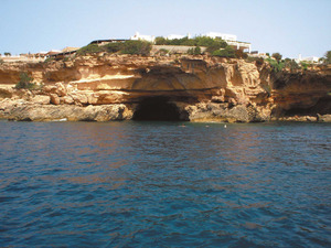 La cova Negra, a la costa de Sant Agustí des Vedrà, just davall de la urbanització Club Delfín. Foto: Felip Cirer Costa.
