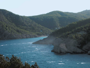 La punta Negra, que tanca pel sud el port de Benirràs. Foto: Felip Cirer Costa.