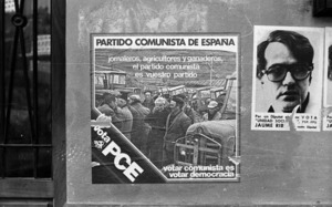 A la dreta de la fotografia, cartell de Jaume Ribas Prats, candidat del Partit Socialista Popular. Foto: Josep Buil Mayral / Arxiu d´imatge i so del Consell Insular d´Eivissa.