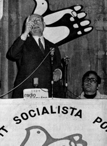 El líder del Partit Socialista Popular, Enrique Tierno Galván, en el míting que donà al Teatre Pereira. Extret d´<em>Es Vedrà i es Vedranell</em>.