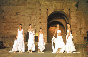 Imatge d´una desfilada de moda organitzada pel Patronat per al Foment de la Moda d´Eivissa i Formentera. Foto: Vicent Marí.