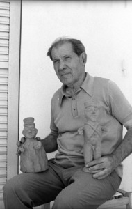 El ceramista Joan Planells Riera –Daifa– amb dues obres seues inspirades en terracotes púniques. Foto: Josep Buil Mayral / Arxiu d´imatge i so del Consell Insular d´Eivissa.