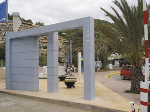 Port de Sant Miquel. Portal situat a l´inici del passeig transversal que delimita la platja. Foto: EEiF.