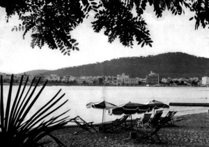 La badia de Portmany, en una imatge de mitjan anys seixanta del s. XX. Foto: extret d´<em>Ibiza</em> - Baltasar Porcel.