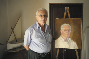 El pintor, esportista i escriptor Antoni Prats Calbet al seu estudi, davant d´un autoretrat. Foto: Vicent Marí.