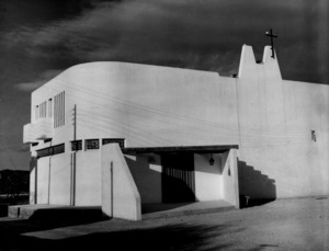 Es Puig d´en Valls. L´església del poble en una imatge dels anys vuitanta del s. XX. Després ha estat objecte de diverses reformes. És un edifici d´arquitectura moderna, obra de l´arquitecte català d´origen eivissenc Josep Ribas González. Foto: Josep Buil Mayral.