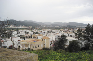 Es Puig d´en Valls. Fotografia des de dalt del puig que li dóna nom, on es veu clarament l´expansió que ha sofert aquest poble els darrers decennis del s. XX. Foto: Felip Cirer Costa.