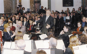 El músic Manuel Ramon Mas dirigint la Banda Simfònica Ciutat d´Eivissa l´any 2004. Foto: Rafa Domínguez.