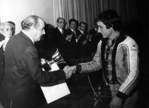 El pilot de motocròs Ramon Ramon Palau rebent el trofeu de campió d´Espanya de l´any 1977 en la categoria de 250 cc.