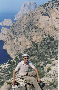 El geòleg francès Yves Rangheard a l´Oliva, davant des Vedrà.